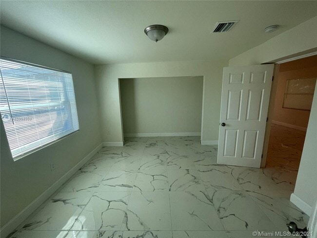 Foto del edificio - 3327 NW 101st St