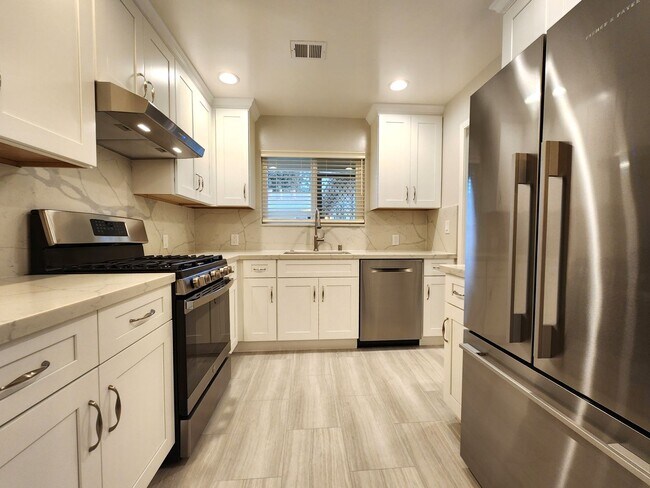 Building Photo - Updated 2 bedroom with in unit washer, dry...