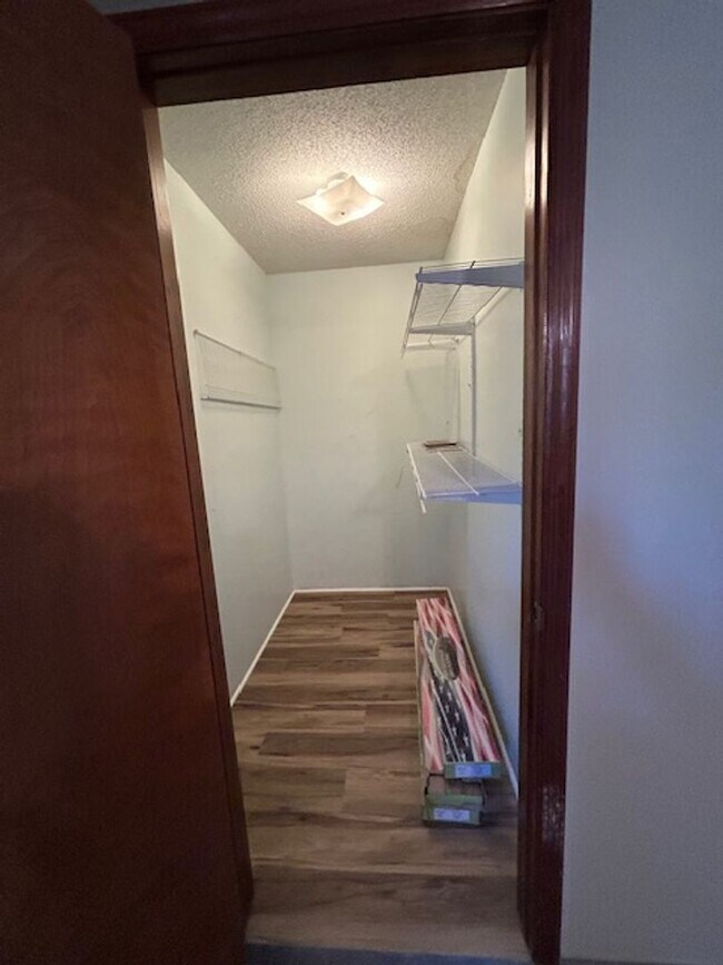 Foto del edificio - 3-bedroom home located in the charming Lak...