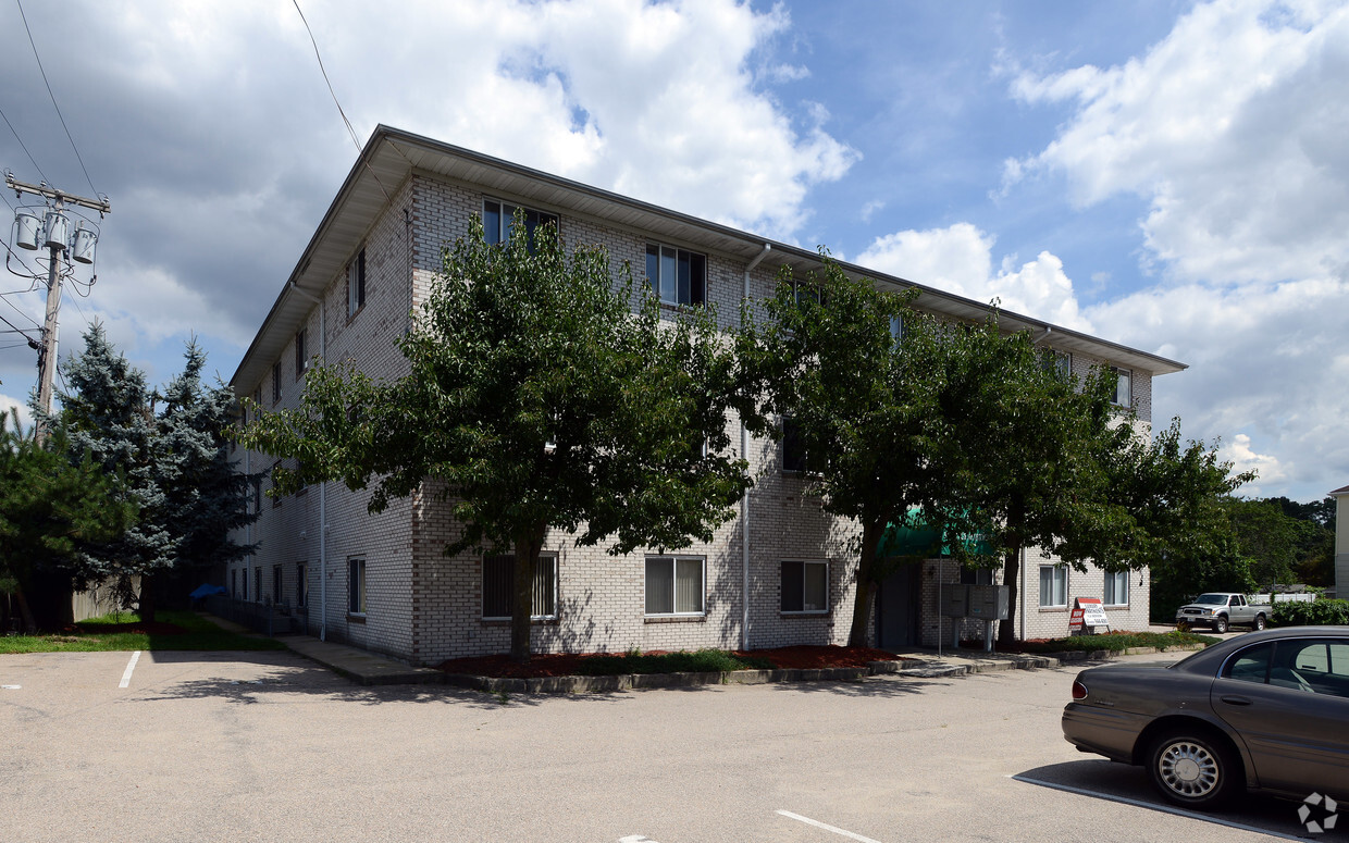 Building Photo - 367 Woonasquatucket Ave
