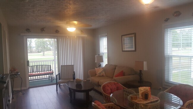 Foto del edificio - Nicely furnished 2 bedroom condo in River Oaks