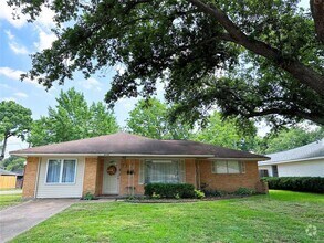 Building Photo - 2114 Hewitt Dr