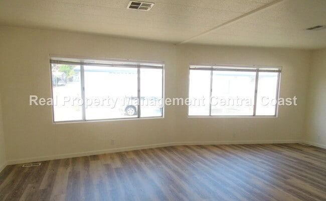 Building Photo - AVAILABLE APRIL - 2 BED, 2 BATH -  Manufac...