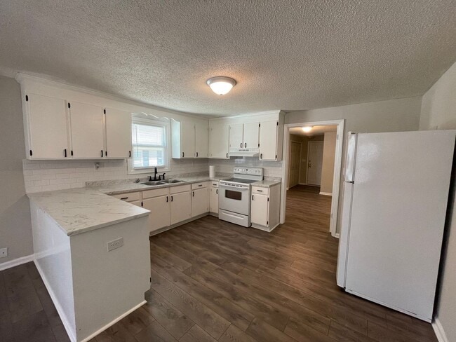 Building Photo - Charming 1BR/1BA Duplex with all the Upgrades!