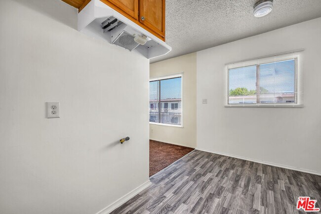 Foto del edificio - 1095 W 39th St