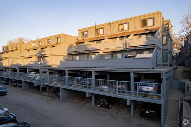 Building Photo - Queen's Park Townhomes