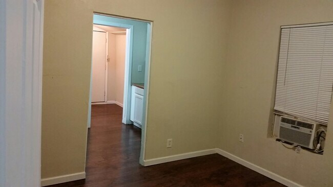 BD RM a KIT - 318 Hollenbeck Ave