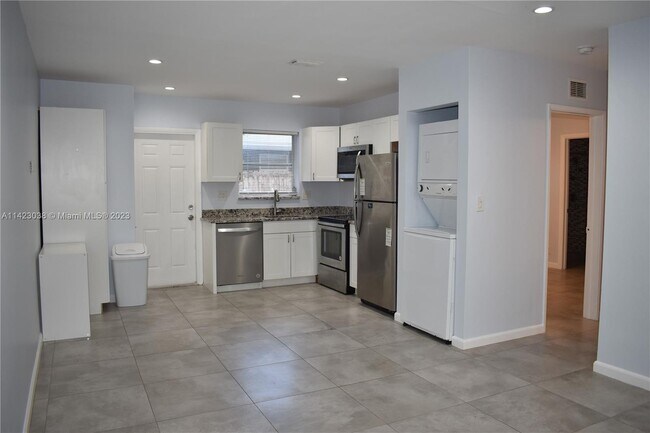 Building Photo - 117 NE 30th Ct