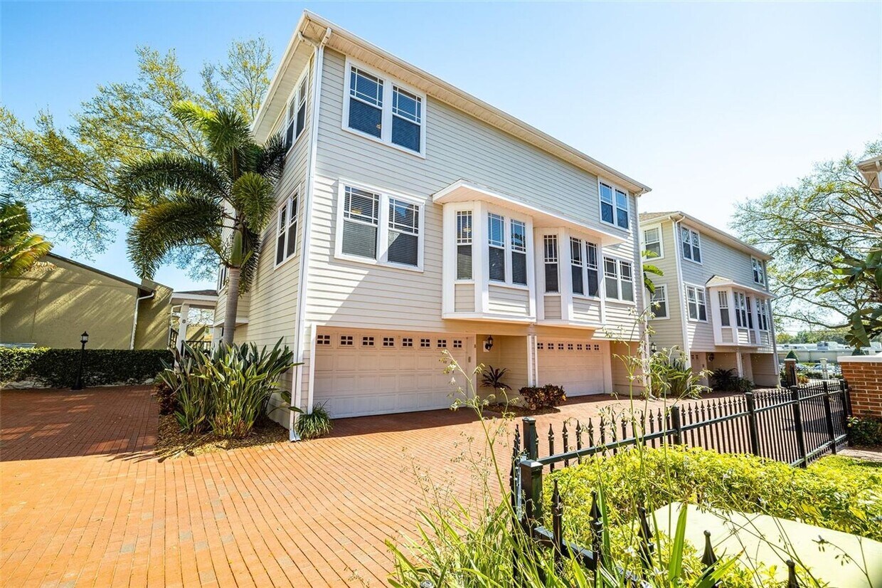 Foto principal - SOUTH TAMPA TOWNHOME - GATED COMMUNITY WIT...