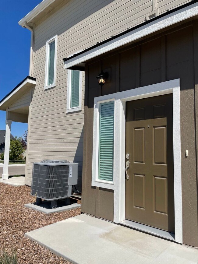 Foto del edificio - Available Now- Beautiful Nampa Townhome