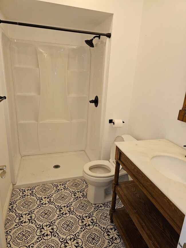 2nd bathroom - 5630 Craner Ave