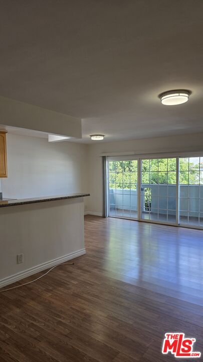 Foto del edificio - 350 S Hobart Blvd