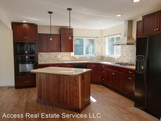 Building Photo - 3 br, 1 bath House - 3316 Lakeway Dr