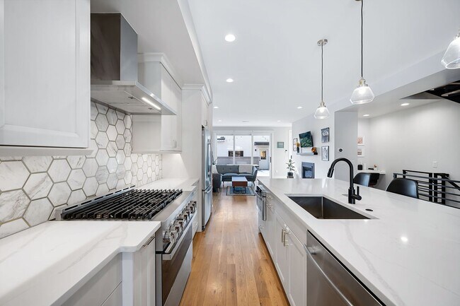 Foto del edificio - Modern 4BD, 4BA Home With 2-Car Garage, On...