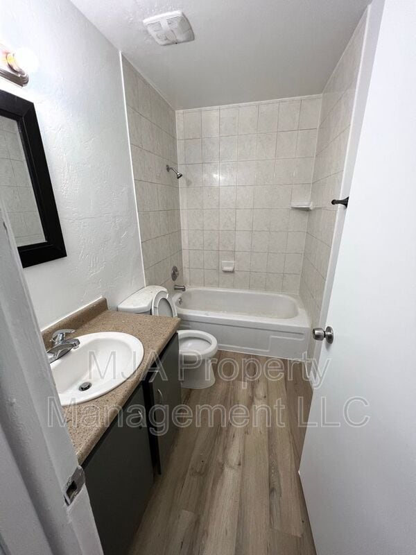 Building Photo - 2517 S Lakecrest Dr