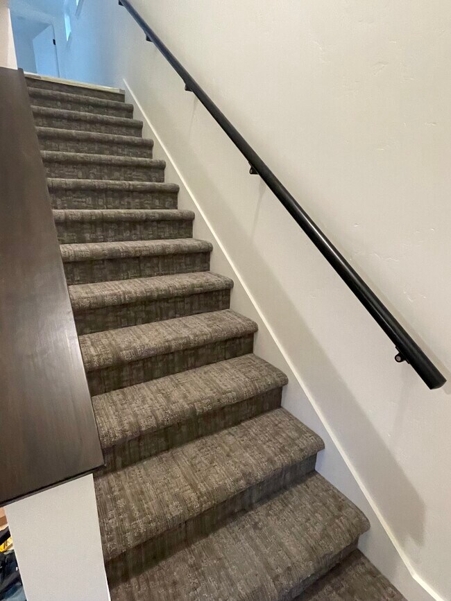 Building Photo - 817 Hickory St