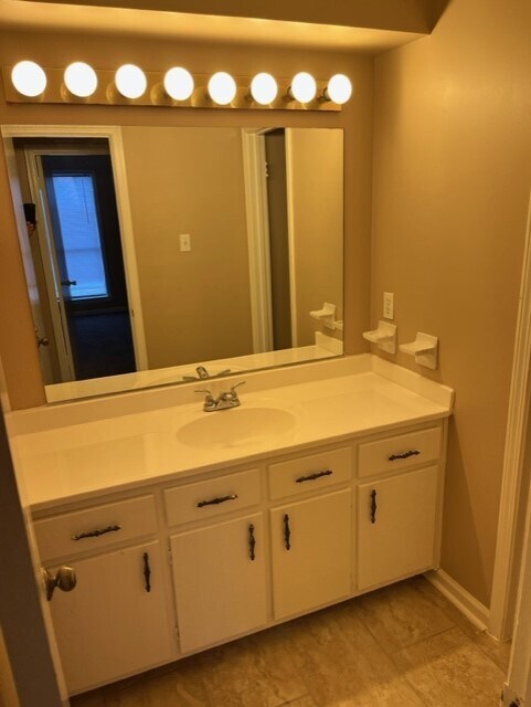 Building Photo - 3909 Robin Hill Dr