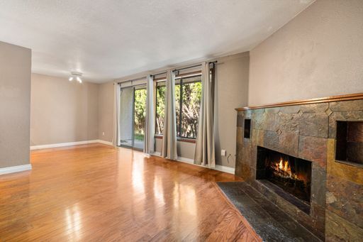 Foto del edificio - Totem Lake Condo For Rent!