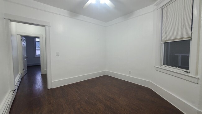 Building Photo - 405 61st St