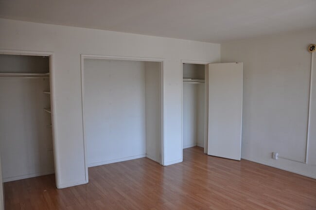 Building Photo - 818 W Glenoaks Blvd