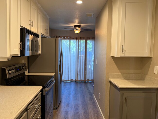 Foto del edificio - Beautiful 3-Bedroom Condo with Private Out...