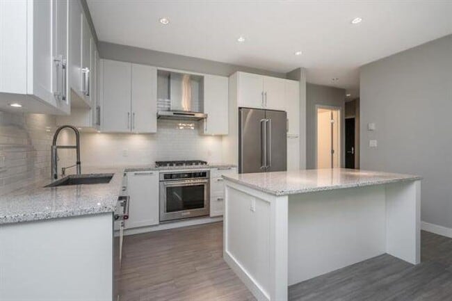 Building Photo - 1975-1154 154 St