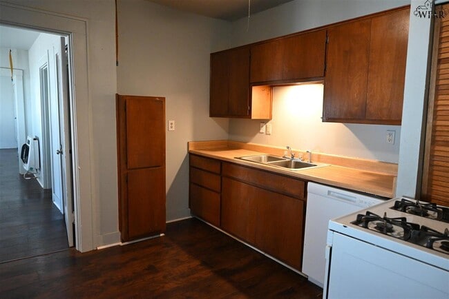 Building Photo - 1818 Collins Ave