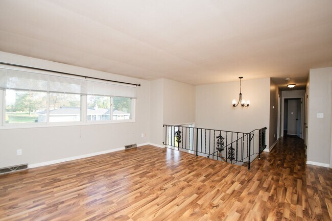 Building Photo - 3 bed 2 bath home in Valparaiso