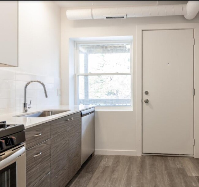 Foto del edificio - 1704 W Glenlake Ave