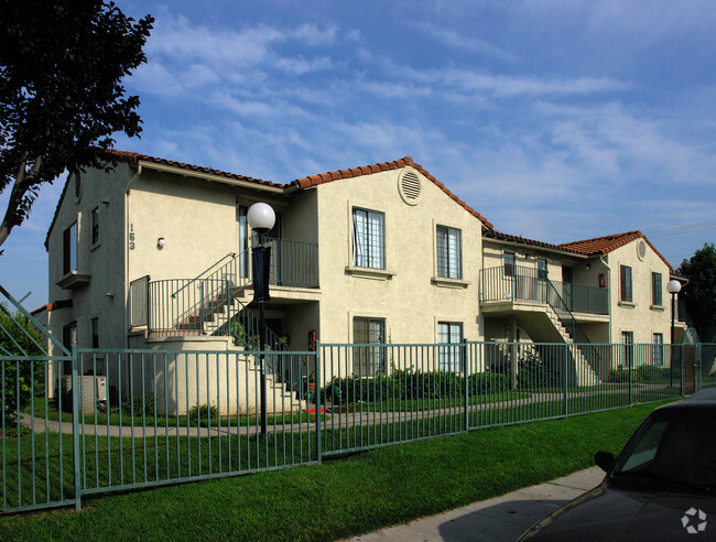 Foto del edificio - Ontario Plaza Apartments