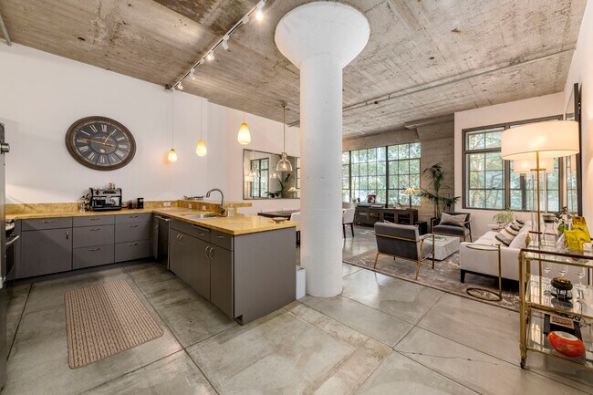 Building Photo - 300 Beale St