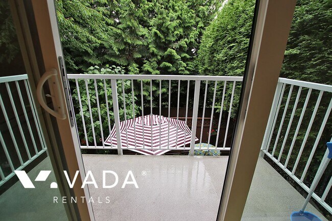 Photo du bâtiment - Sussex Square 1 Bedroom Apartment For Rent...
