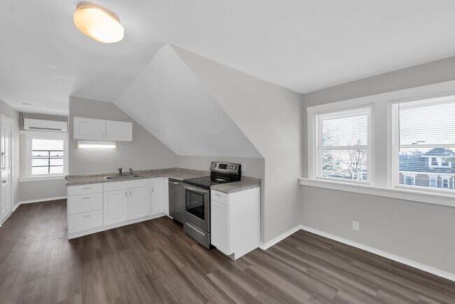 Foto del edificio - NORWOOD - Immaculate 1 bed efficiency unit on top floor of 4 family