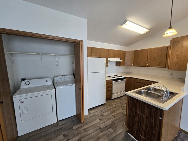 Building Photo - 619 Johnson St