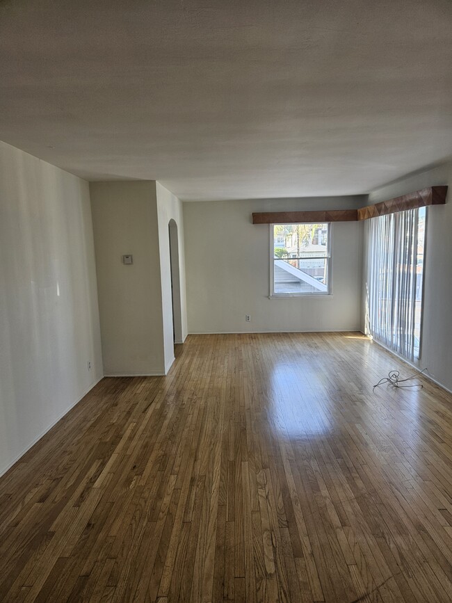 living room - 1204 Bonnie Brae St