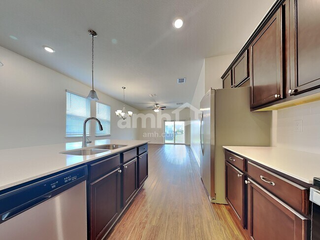 Foto del edificio - 1020 Island Pond Dr
