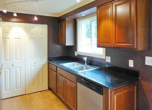 Building Photo - Lovely and Perfectly Located 2 Bedroom!