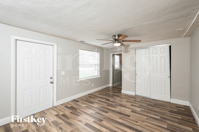 Foto del edificio - 611 Hewett Dr