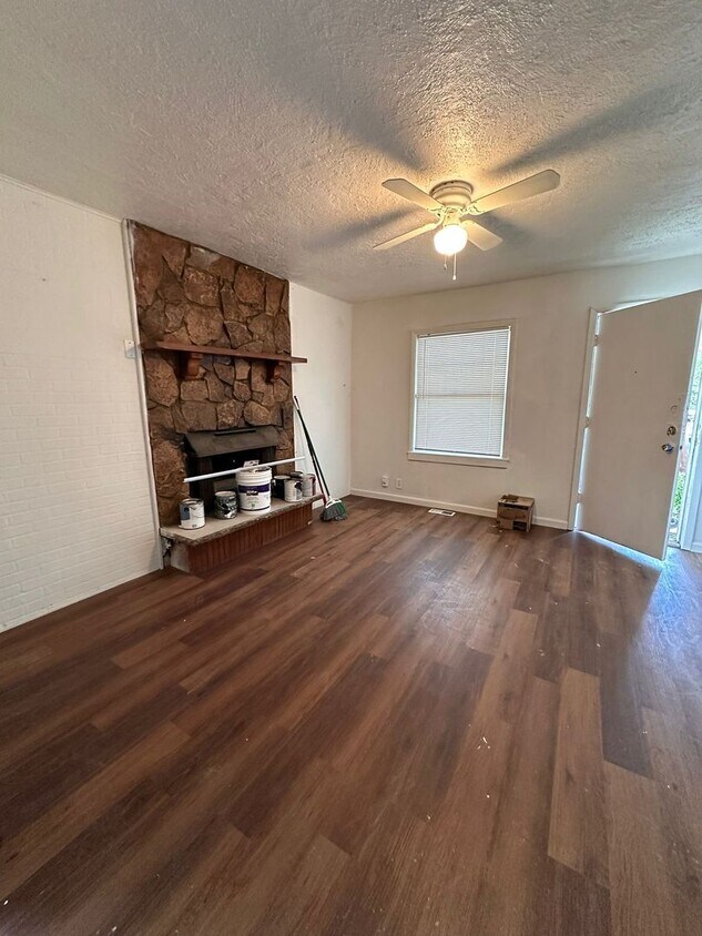 Building Photo - 4 bedrooms 2 Full bathroom. The house is v...