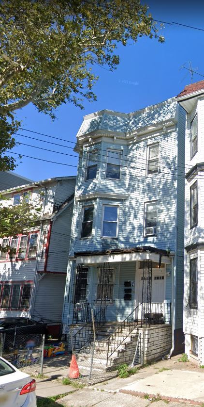 Building Photo - 27 Sharon Ave