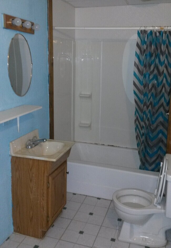 Foto del edificio - 1025 E 10th St