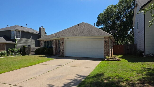 Foto del edificio - Large 3 bed 2 bath with 2 car garage.
