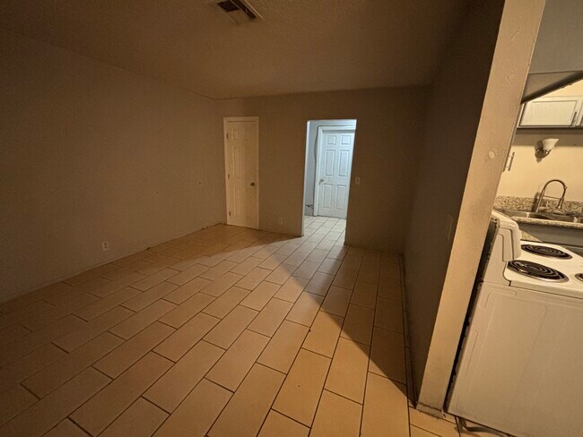Foto del edificio - 2428 Statz St