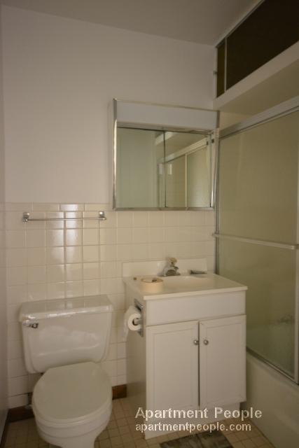 Building Photo - 711 W Diversey Pky