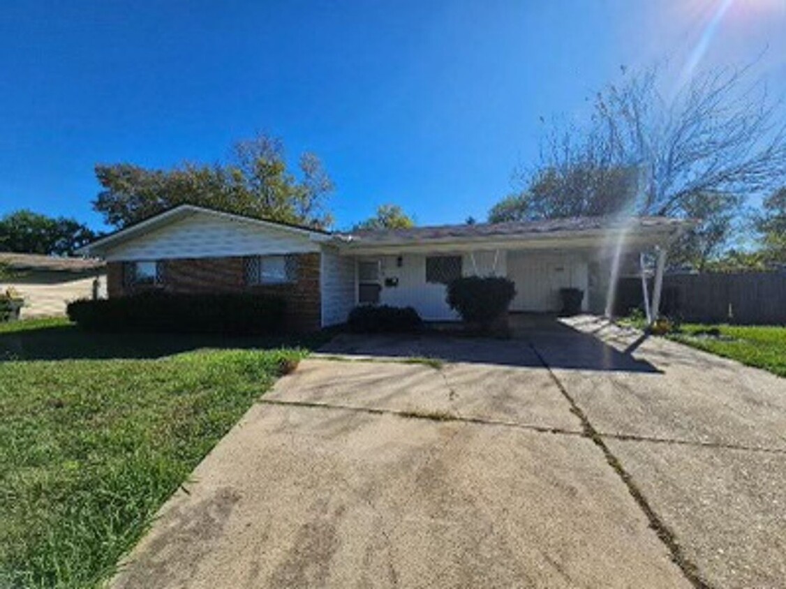 Primary Photo - 3 Bedroom /1 Bath Ranch Style Home Availab...