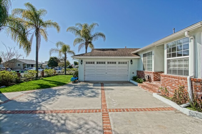 Foto del edificio - REMODELED, BRIGHT & AIRY, 4BR3BA HOME W/ G...