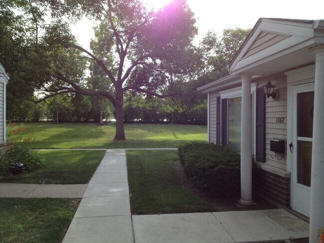 Foto del edificio - 1362 Cove Dr