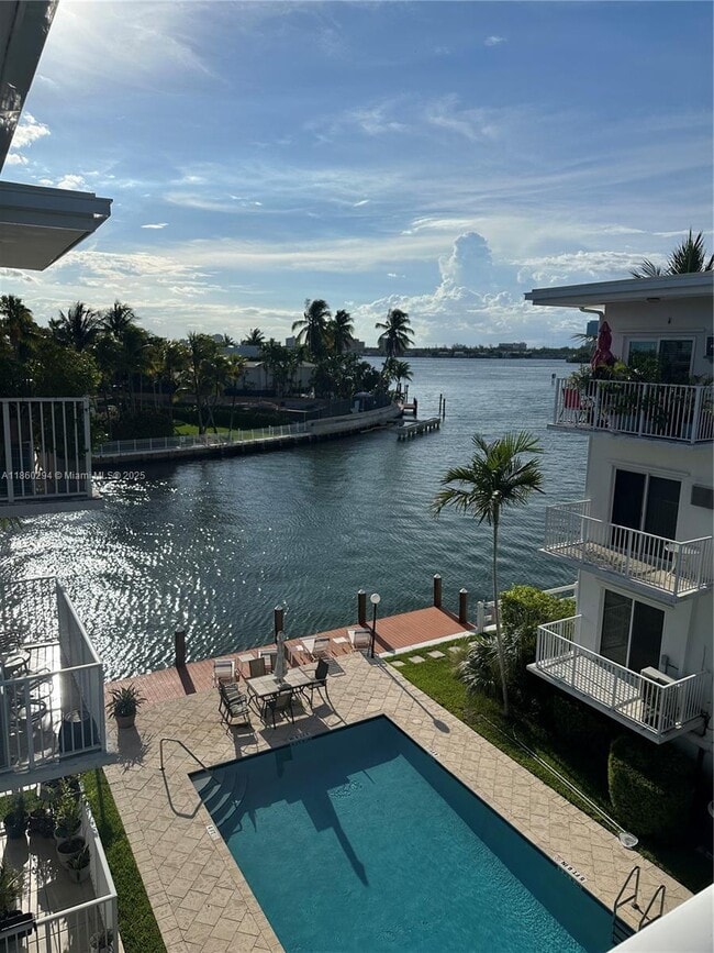 Building Photo - 10250 W Bay Harbor Dr