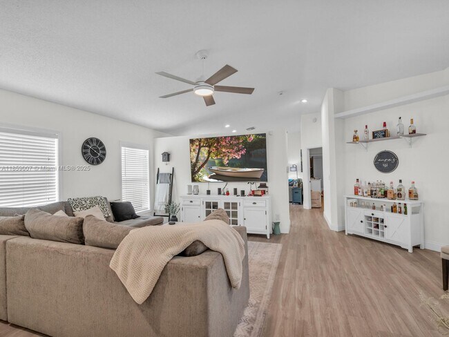 Foto del edificio - 18424 NW 21st St