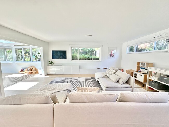 Building Photo - Stunning Sun Valley Home